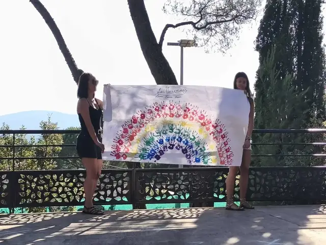 Fresque arc-en-ciel réalisée par les enfants, S'Espéri