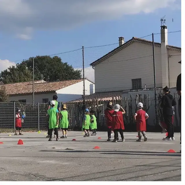 Jeux sportifs dans la cour de l'école S'Espéri