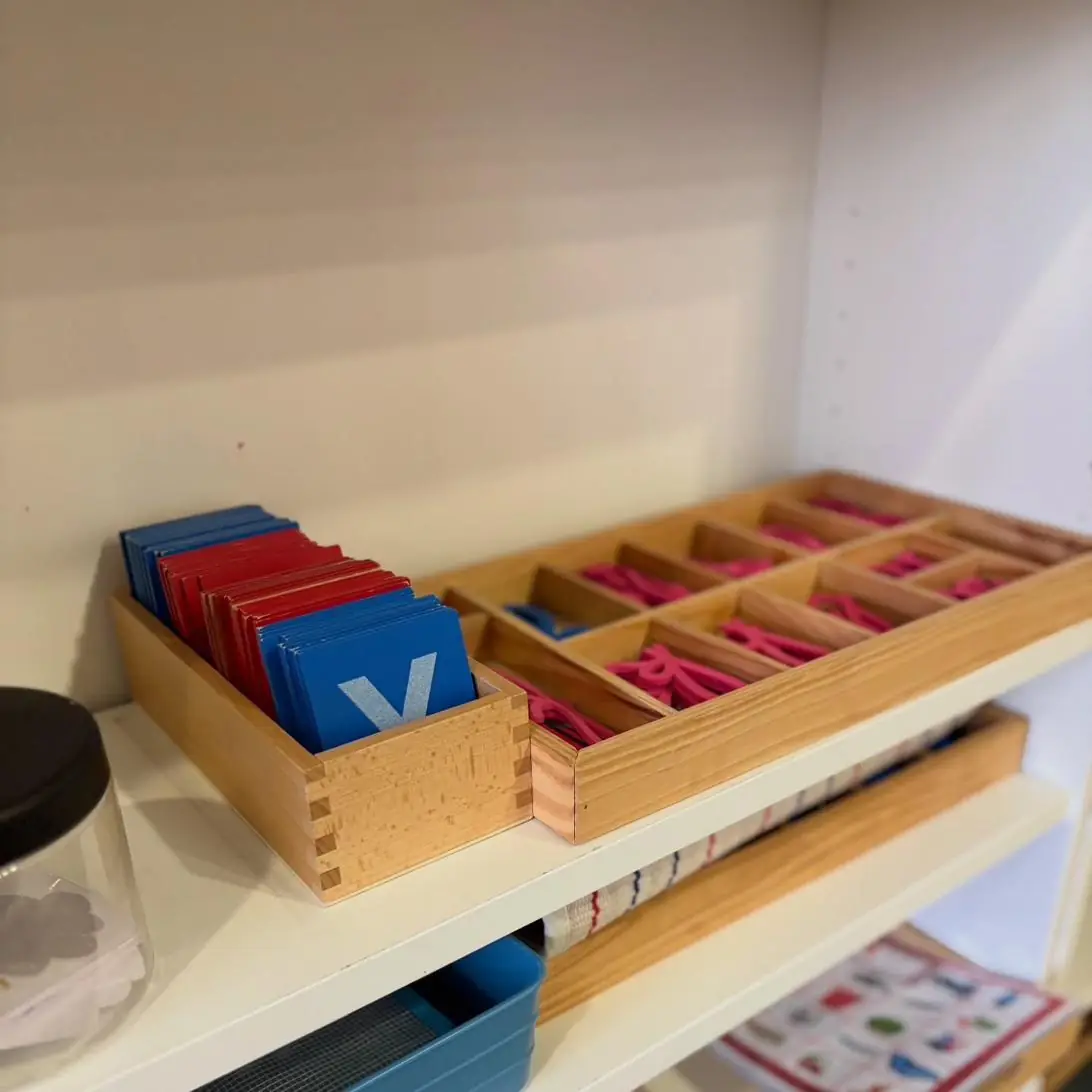 Matériel Montessori, lettres et chiffres rugueux, École S'Espéri